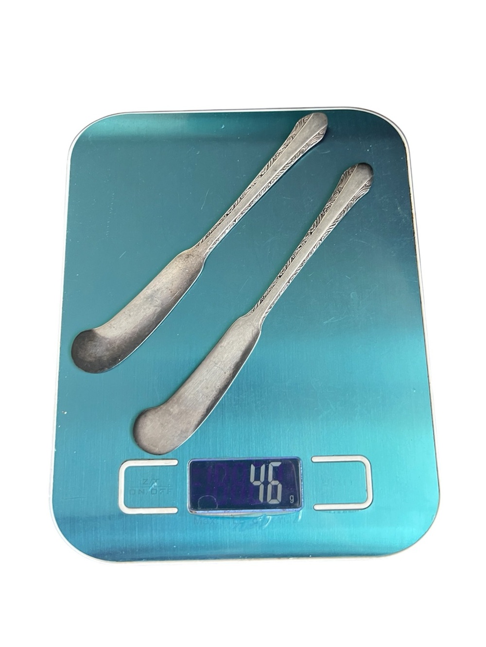 Alvin • 2 Sterling Silver Butter Spreader Knives in ‘Chased Romantique’ 46 grams
